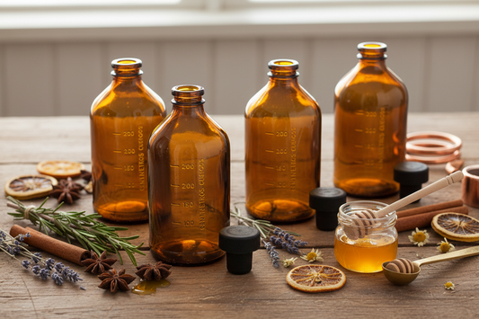 Envases de vidrio ámbar 339ml en contexto lifestyle apotecario y botánico