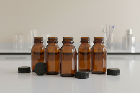 Envases de vidrio ámbar 60ml en contexto de laboratorio farmacéutico
