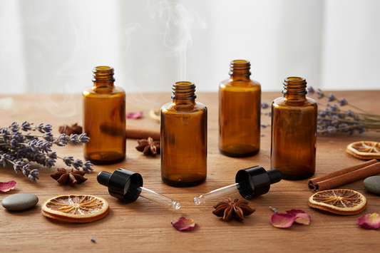 Envases de vidrio ámbar MB30FC 30ml en contexto lifestyle apotecario con flores y botánicos